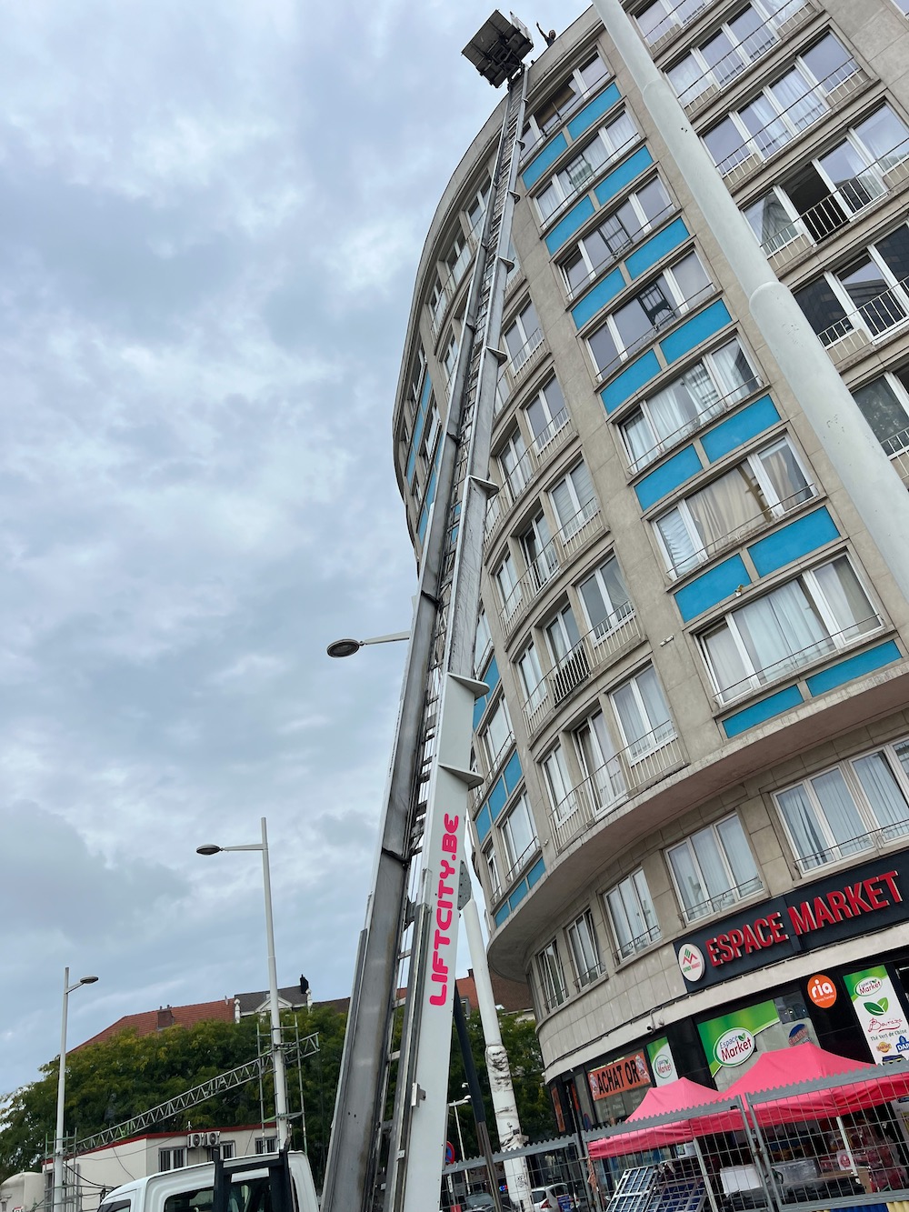 Lift met vrachtwagen in straat